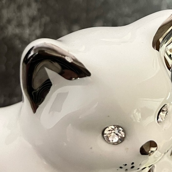 Ahura Ceramic Cat Figurine with Swarovski Crystal Eyes, Silver Painted Detailing - Picture 14 of 14